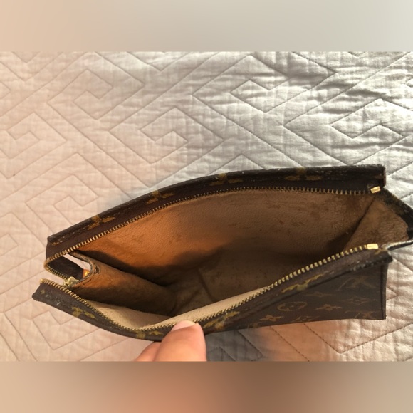 Womens Louis Vuitton make up travel bag - Picture 8 of 11